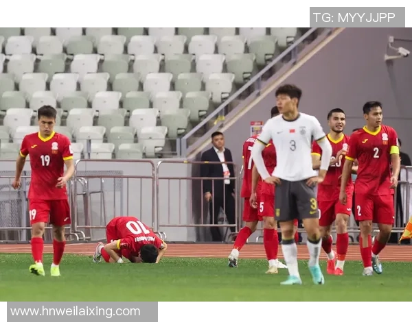 足球明星在逆境中的泪水与坚韧瞬间展现人生悲伤时刻的真实写照